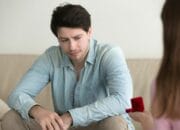 8 Tanda Cowok Introvert Tertarik Sama Kamu, Gampang Dikenali!