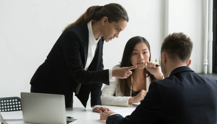 Cara Menerima Kritik Tanpa Konflik, Tips untuk Tumbuh Lebih Baik