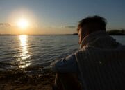 Mengapa Kamu Bisa Merasa Kesepian Meski Tidak Sendirian?