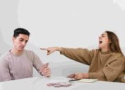 10 Tanda Orang Diam-Diam Merendahkan Anda, Kenali Sekarang!