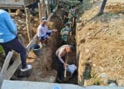 Antisipasi Banjir dan Tanah Longsor, Polsek Sekongkang dan Elemen Lain Lakukan Gotong Royong