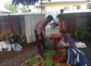 Bhabinkamtibmas Desa Sermong Gunakan Tunjangannya untuk Beli Bibit Tanaman Warga Binaannya