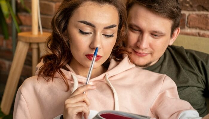 6 Alasan Wanita Suka Pria Analitis: Pintar dan Bijaksana