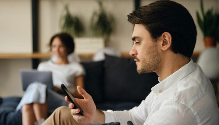 Inilah Daya Tarik Pria Introvert yang Bikin Penasaran