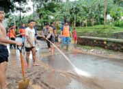 Pasca Banjir, Bhabinkamtibmas Kelurahan Kendo Bersama BPBD dan Warga Gelar Gotong Royong