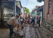 Polres Bima Kota Bahu Membahu Bersihkan Sampah dan Lumpur Pasca Banjir di Kota Bima
