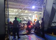 Patroli Hingga Atas Kapal, Polsek Lembar Tingkatkan Keamanan Pelabuhan Jelang Akhir Pekan