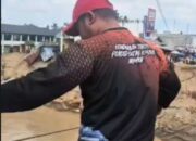 Brimob Aceh Pasang Tali Sling pada Jembatan Putus dan Geser Speed Boat untuk Mendukung Mobilitas Warga di Bireuen