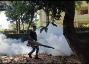 Polres Lombok Barat Gempur Sarang Nyamuk DBD dengan Fogging Serentak