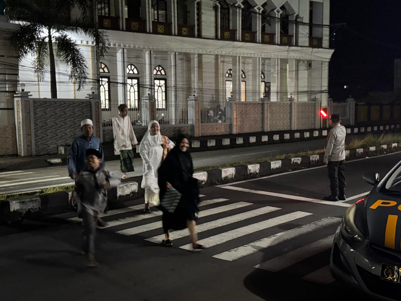 Aman dan Khusyuk! Polsek Kediri Kawal Ibadah Shalat Subuh