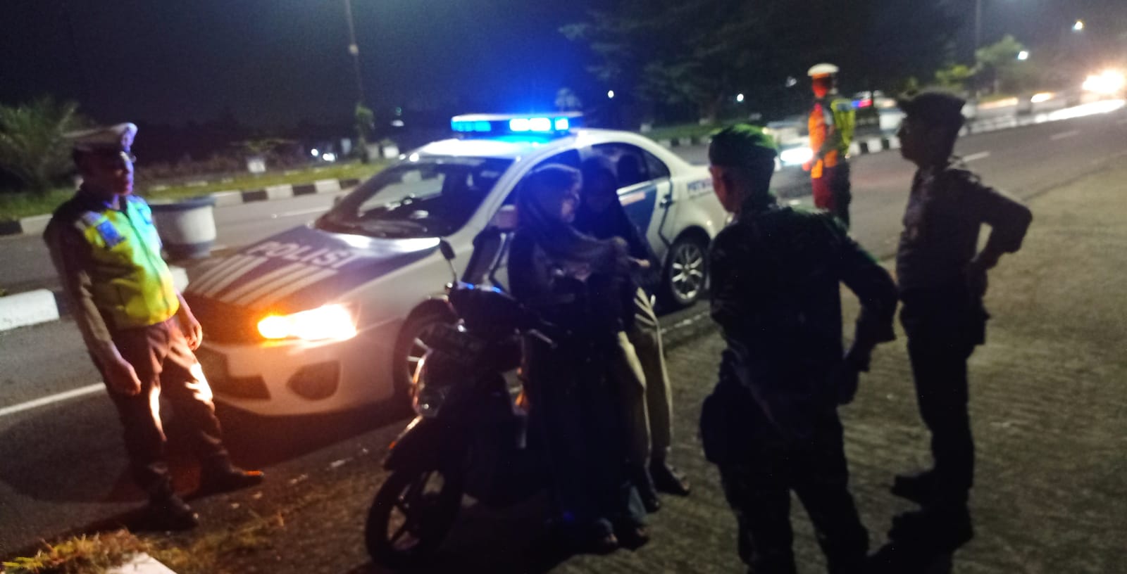 GERUNG, Lombok Barat – Jajaran Kepolisian Resor (Polres) Lombok Barat terus meningkatkan kegiatan patroli malam dalam rangka Operasi Ketupat Rinjani 2025. Langkah ini diambil sebagai upaya preventif untuk mengantisipasi terjadinya balap liar dan potensi gangguan keamanan dan ketertiban masyarakat (kamtibmas) lainnya, terutama di jalur-jalur rawan seperti area Bypass Gerung. Kegiatan patroli intensif ini salah satunya dilaksanakan oleh personel Pos Pengamanan (Pos Pam) Giri Menang Square (GMS) Gerung. Menurut Kepala Pos Pam GMS Gerung, Ipda I Wayan Rudi Hariadi, S.H., kegiatan pengamanan jalur dan patroli rutin dilaksanakan untuk memastikan situasi tetap kondusif selama pelaksanaan Operasi Ketupat Rinjani. "Kami dari Pos Pam GMS Gerung secara rutin melaksanakan patroli, terutama pada malam hari, di sepanjang jalur Bypass 1 dan 2 Gerung," ujar Ipda I Wayan Rudi Hariadi, S.H., saat ditemui di Pos Pam GMS Gerung, Rabu (26/3/2025) malam. "Tujuan utama dari patroli ini adalah untuk mencegah terjadinya aksi balap liar yang sangat meresahkan masyarakat dan juga untuk mengantisipasi potensi tindak kriminalitas atau kejadian menonjol lainnya." Patroli Malam Antisipasi Balap Liar di Bypass Gerung Lebih lanjut, Ipda I Wayan Rudi Hariadi menjelaskan bahwa pada Rabu malam, 26 Maret 2025, sekitar pukul 23.00 WITA hingga selesai, tim patroli dari Pos Pam GMS Gerung yang dipimpin oleh Komandan Regu (Danru) II, Ipda Dodik Hendra, bersama anggota jaga melaksanakan kegiatan patroli di seputaran wilayah pos pam. Sasaran utama dari kegiatan ini adalah jalur Bypass 1 dan 2 Gerung yang memang kerap kali menjadi lokasi favorit bagi para pelaku balap liar. "Tim patroli kami bergerak secara mobile di sepanjang jalur bypass. Selain melakukan pemantauan, kami juga memberikan imbauan kepada para pemuda yang masih berkumpul di pinggir jalan agar tidak melakukan kegiatan yang melanggar hukum, seperti balap liar," terang Ipda I Wayan Rudi Hariadi. "Kami menekankan kepada mereka tentang bahaya balap liar, baik bagi diri sendiri maupun bagi pengguna jalan lainnya." Himbauan Kepada Masyarakat untuk Mendukung Operasi Ketupat Ipda I Wayan Rudi Hariadi juga mengimbau kepada seluruh masyarakat Lombok Barat, khususnya yang berada di wilayah Gerung, untuk turut serta menjaga keamanan dan ketertiban selama pelaksanaan Operasi Ketupat Rinjani 2025. Ia berharap masyarakat dapat memberikan informasi kepada pihak kepolisian jika melihat atau mengetahui adanya potensi gangguan kamtibmas, termasuk aktivitas balap liar. "Kami sangat mengharapkan partisipasi aktif dari masyarakat. Jika ada informasi terkait balap liar atau hal-hal mencurigakan lainnya, jangan ragu untuk menghubungi kami atau kantor polisi terdekat," kata Ipda I Wayan Rudi Hariadi. "Kerja sama antara polisi dan masyarakat sangat penting untuk menciptakan situasi yang aman dan nyaman bagi kita semua, terutama menjelang dan selama Hari Raya Idul Fitri nanti." Situasi Terpantau Aman dan Kondusif Hingga laporan ini diturunkan, Ipda I Wayan Rudi Hariadi memastikan bahwa situasi di wilayah hukum Pos Pam GMS Gerung terpantau aman dan kondusif. Kegiatan patroli akan terus ditingkatkan secara berkala untuk memberikan rasa aman kepada masyarakat dan mencegah terjadinya gangguan kamtibmas. "Alhamdulillah, situasi malam ini aman dan kondusif. Kami akan terus melakukan pemantauan dan patroli secara intensif. Perkembangan kegiatan hari ini akan kami laporkan kembali kepada pimpinan," pungkas Ipda I Wayan Rudi Hariadi. Operasi Ketupat Rinjani 2025 merupakan operasi kepolisian terpusat yang dilaksanakan dalam rangka pengamanan Hari Raya Idul Fitri 1446 Hijriah. Polres Lombok Barat turut serta dalam operasi ini dengan menggelar berbagai kegiatan, mulai dari pengamanan arus mudik dan balik, pengamanan tempat-tempat ibadah dan wisata, hingga pencegahan tindak kriminalitas dan gangguan kamtibmas lainnya. Dengan adanya kegiatan patroli rutin seperti yang dilaksanakan oleh Pos Pam GMS Gerung, diharapkan masyarakat dapat merayakan Hari Raya Idul Fitri dengan aman dan nyaman.