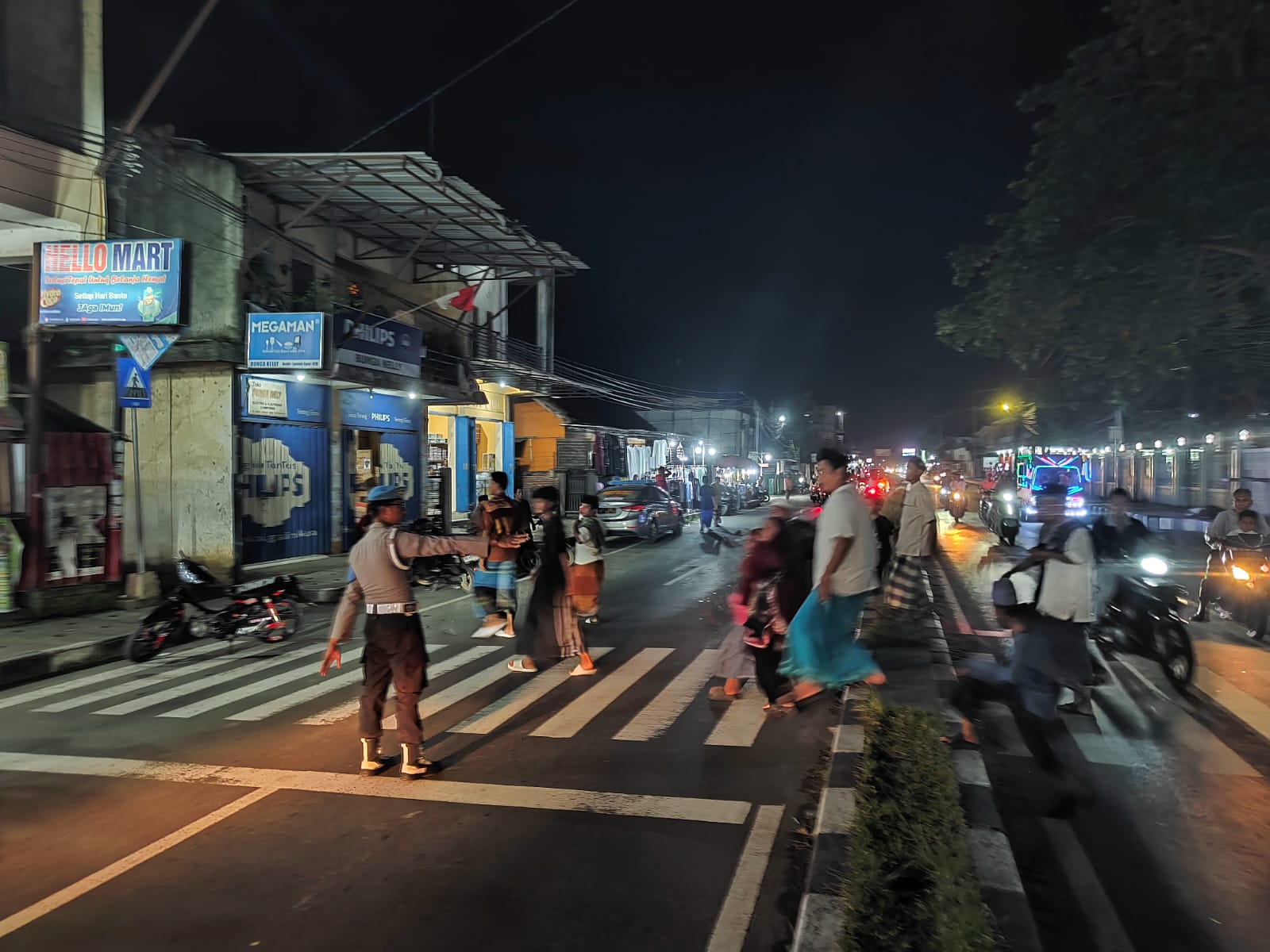 Suasana Khusyuk Tarawih di Kediri, Polisi Siaga Amankan Ibadah