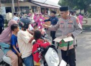 Polri untuk Masyarakat, Polsek Rastim Berbagi Paket Takjil kepada Pengendara