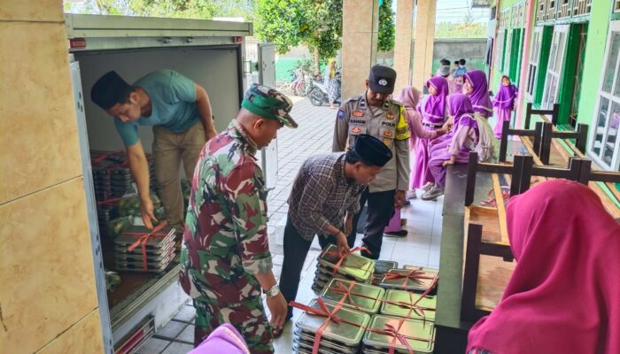 Pengamanan Ketat Program Makan Bergizi Gratis di Lombok Barat: Kolaborasi Polsek Lembar & TNI
