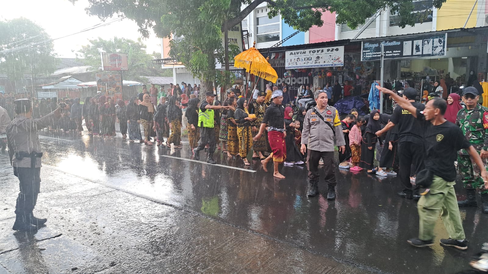 Pengamanan Tradisi Nyongkolan di Lombok Barat Berjalan Lancar, Kapolsek Batulayar Apresiasi Masyarakat