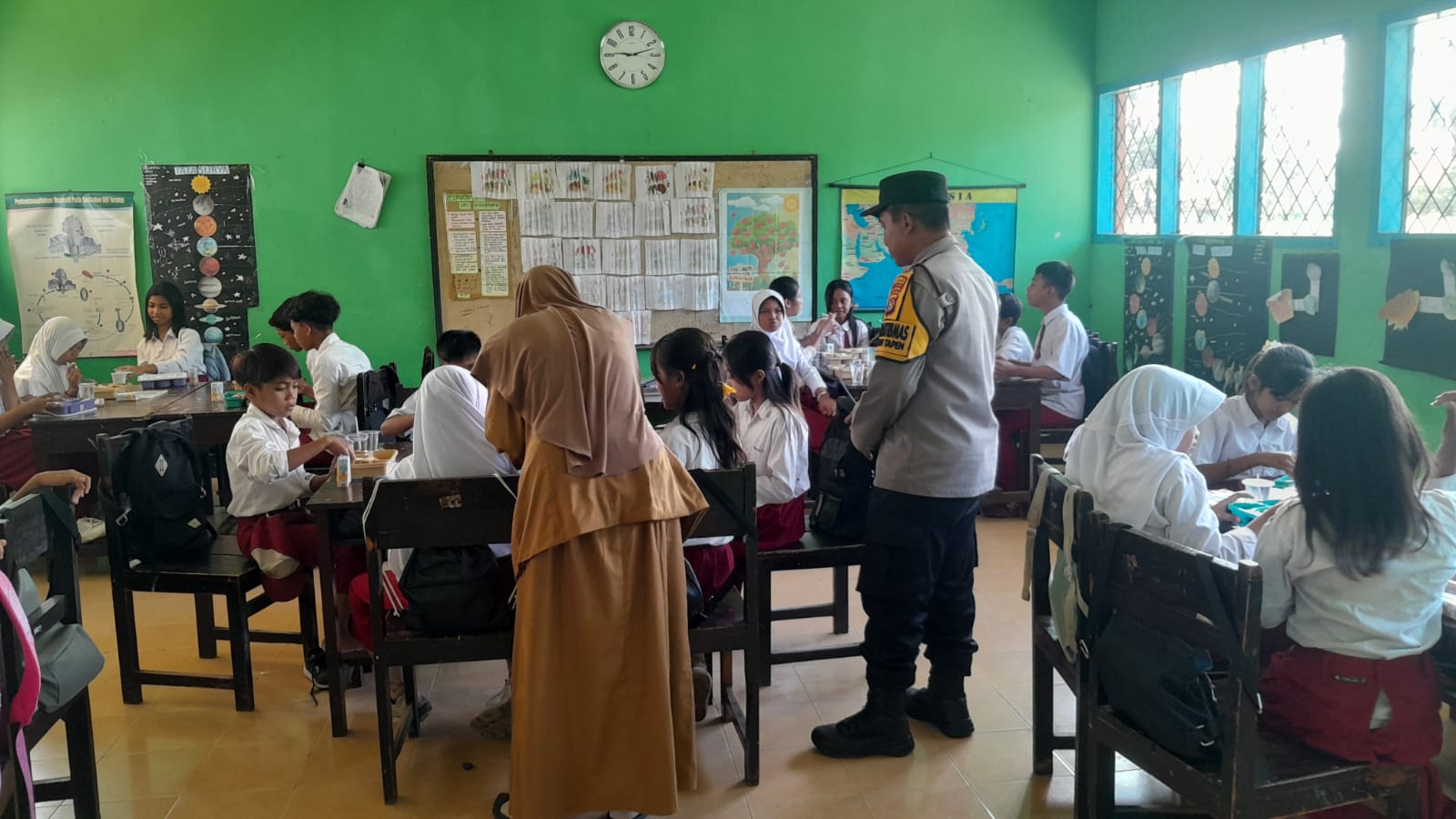 Polsek Gerung Jamin Keamanan Penyaluran Makan Bergizi Gratis di Dua Sekolah Dasan Tapen