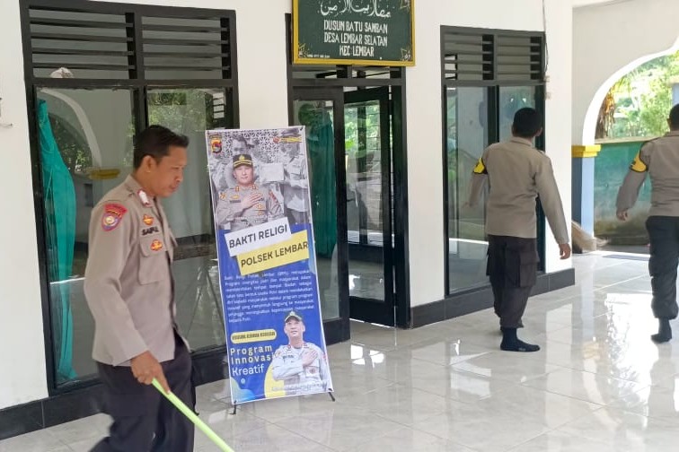 Polsek Lembar Gaungkan Bakti Religi