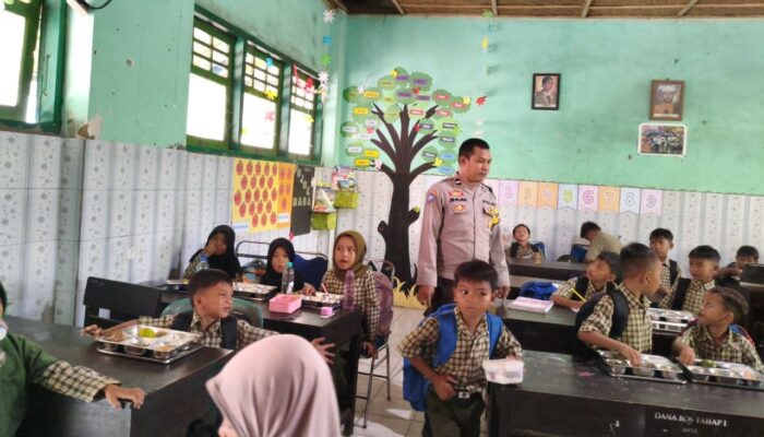 Distribusi Makan Bergizi Gratis Dikawal Langsung Polsek Lembar