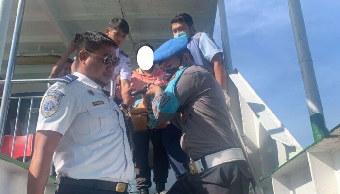 Ibu Melahirkan di Kapal, Evakuasi Cepat Petugas di Pelabuhan Lembar