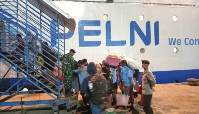 Polsek Kawasan Pelabuhan Laut Bima Amankan Proses Embarkasi dan Debarkasi Penumpang Kapal KM. AWU di Pelabuhan Bima