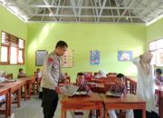 Bhabinkamtibmas Polsek Asakota Pantau Pendistribusian Makanan Bergizi Tahap Pertama di Dua Sekolah