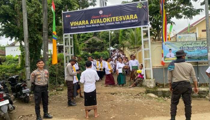 Nunas Tirta Suci Waisak di Lombok Barat: Khidmat dan Pengamanan Ketat Polisi