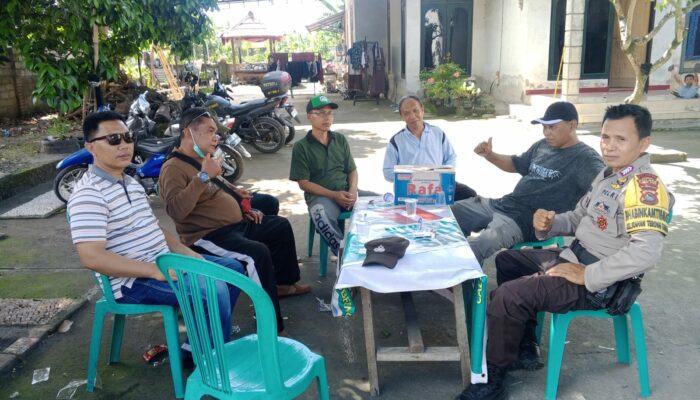 Bhabinkamtibmas Desa Terong Tawah Dukung Ketahanan Pangan Melalui Gotong Royong dan Pengecekan Lahan