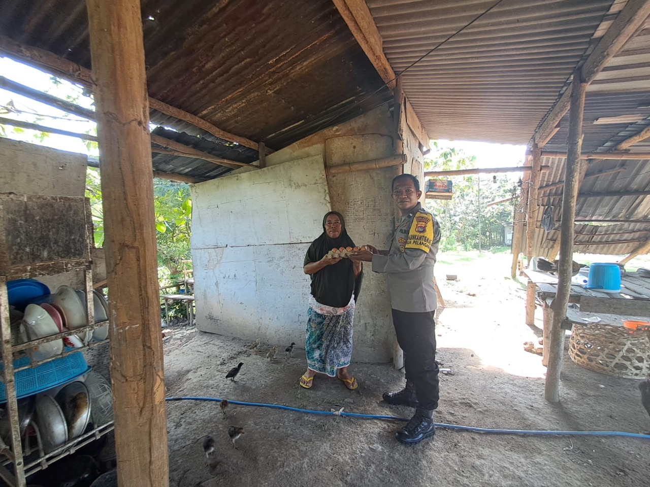 Bhabinkamtibmas Sekotong Giatkan Bantuan Sosial ke Warga Rentan