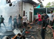 Personel Polsek Ambalawi Bantu Padamkan Kebakaran Rumah di Dusun Benteng Tolowata