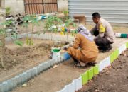 Bhabinkamtibmas Lembar Selatan Dorong Warga Kelola Lahan Pekarangan