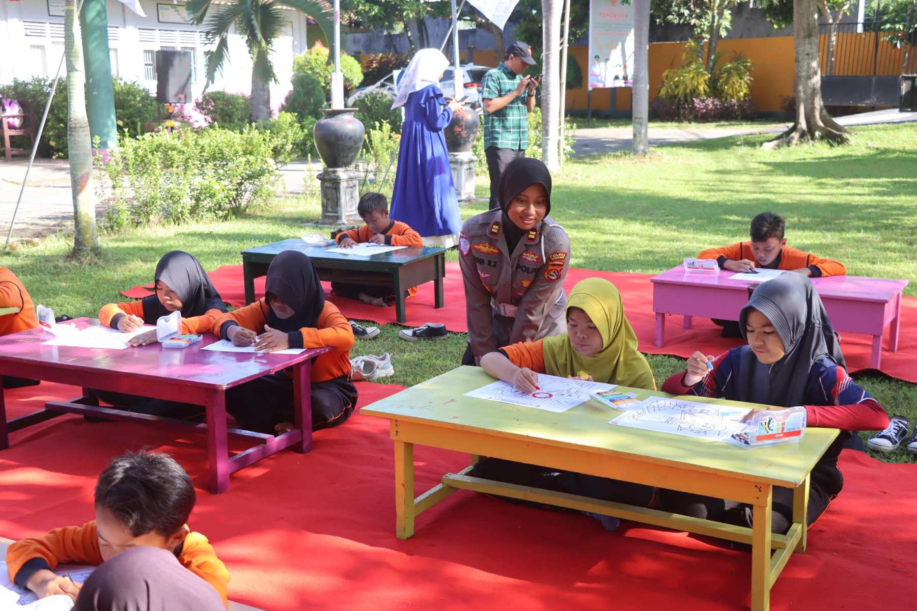 Mewarnai Semangat Bhayangkara di SLBN 2 Lombok Barat