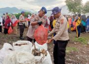 Sambut Hari Bhayangkara ke-79, Polsek Kawasan dan Sat Polairud Gelar Bakti Sosial Pembersihan Teluk Bima