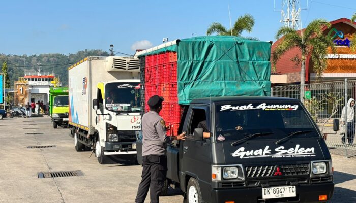 KMP. SURYA 777 Tiba di Lembar, Pengamanan Bongkaran Berjalan Lancar