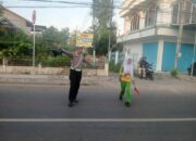 Personel Satlantas Polres Bima Kota Laksanakan Rawan Pagi, Bantu Pejalan Kaki dan Anak Sekolah Menyeberang Jalan