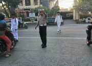 Anggota Lantas Polsek Rasanae Barat Laksanakan Strong Point Pagi di Depan MTSN I Kota Bima, Sasar Masyarakat dan Pelajar