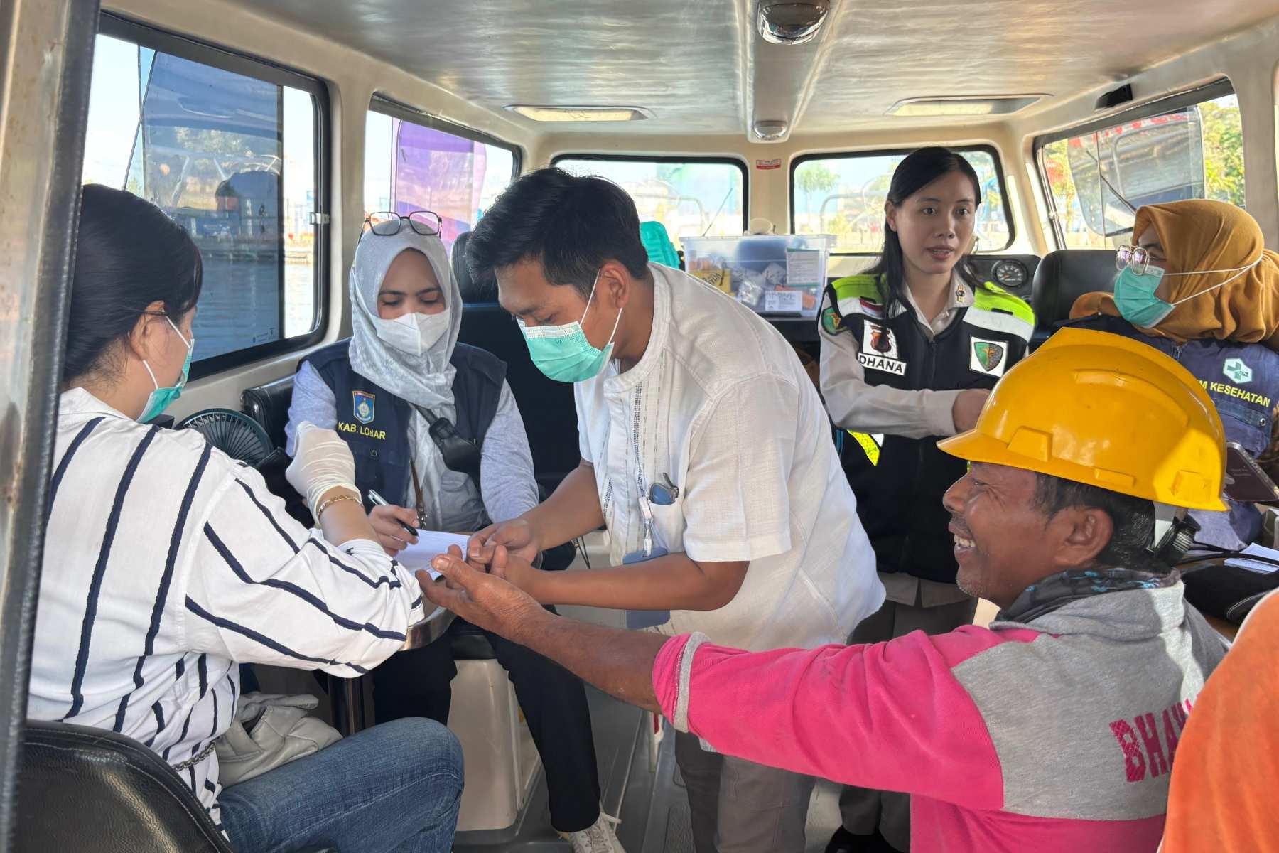 Kapal Patroli Polairud Jadi Klinik & Perpustakaan Terapung di Lembar