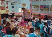 Bhabinkamtibmas Desa Pesa Dampingi dan Monitoring Penyaluran Program Makan Bergizi Gratis