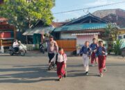 Personel Polsek Rasanae Timur dan Polsubsektor Raba Laksanakan Rawan Pagi, Bantu Anak Sekolah Menyebrang Jalan