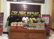 POLSEK PEKAT AMANKAN RATUSAN BOTOL MIRAS DALAM OPERASI PEMBERANTASAN PEREDARAN ILEGAL