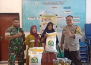 Bhabinkamtibmas dan Babinsa Dampingi Distribusi Bantuan Pangan di Desa Sekongkang Bawah