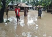 Polsek Prabar Polres Loteng Tinjau Tiga Dusun Tergenang Akibat Curah Hujan Tinggi di Selong Belanak
