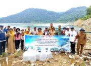 Bhabinkamtibmas Desa Bakat Monteh Dampingi Pelepasan 100 Ribu Bibit Ikan di Bendungan Bintang Bano