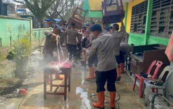 POLRI MELALUI BRIMOB POLDA SUMUT MEMBANTU PEMBERSIHAN PASCA BENCANA BANJIR YANG MERENDAM SMP NEGERI 1 TANJUNG PURA