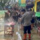 POLRI MELALUI BRIMOB POLDA SUMUT MEMBANTU PEMBERSIHAN PASCA BENCANA BANJIR YANG MERENDAM SMP NEGERI 1 TANJUNG PURA