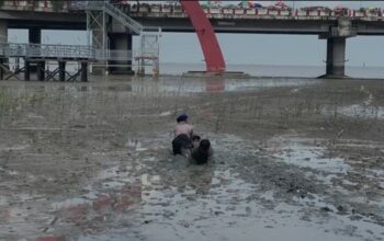 Respons Cepat Dit Polairud Polda Jatim Selamatkan Dua Anak Terjebak Lumpur di Wisata Kenjeran
