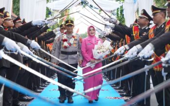 Tradisi Pedang Pora Warnai Perpisahan Irjen Hadi Gunawan dari Polda NTB