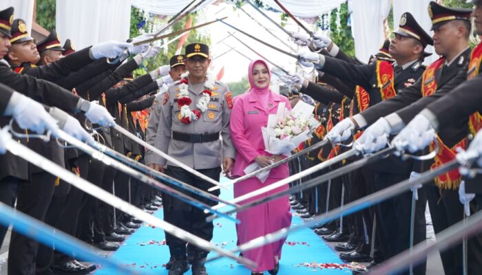 Tradisi Pedang Pora Warnai Perpisahan Irjen Hadi Gunawan dari Polda NTB