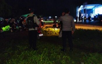 Personel Pos PAM dan Polsek Maluk Amankan Pergantian Tahun Baru di Wilayah Maluk