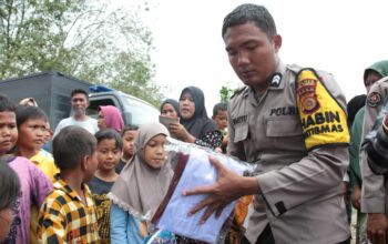 Bhakti Pendidikan Polri, Kapolda Aceh Kirim Bantuan Perlengkapan Sekolah untuk Anak-anak Desa Seumadam