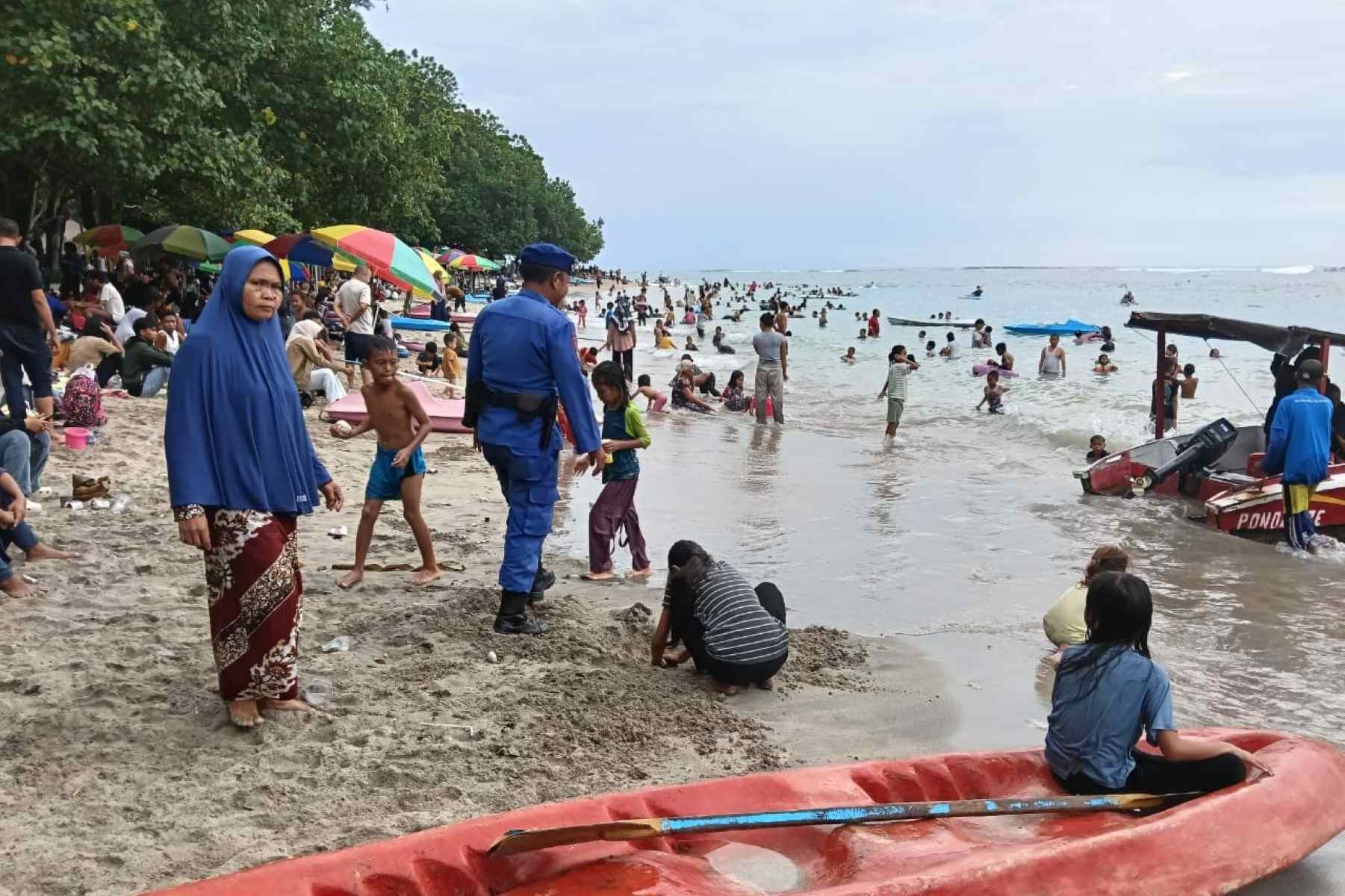 Pengamanan Ketat Pantai Batu Layar Pasca Tahun Baru